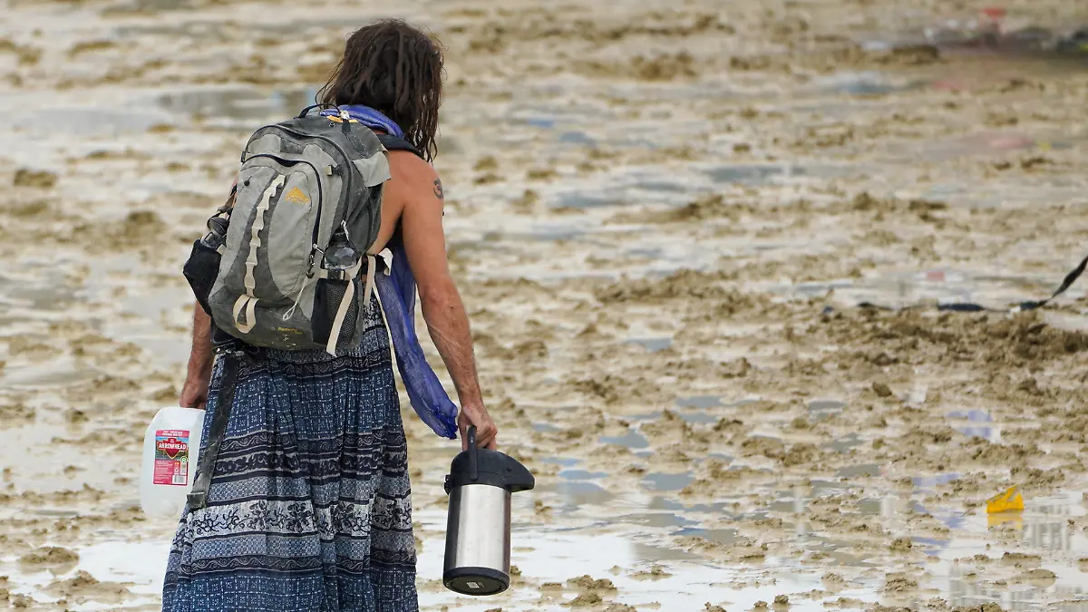 Personas atrapadas en Burning Man podrán salir del recinto, aún lleno de barro